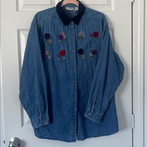 Vintage jean floral button down shirt with velvet collar 
Fits oversized